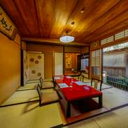 京情緒溢れる店内には、大小多数の個室が完備されており、各種宴会、顔合わせや結納などの慶事から法事といった弔事まで、幅広い用途で利用可能。座敷のほかに懐石の注文で使える特別個室があります。