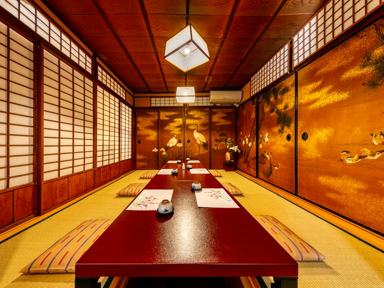 大事な会食に相応しい座敷でいただく、縁起の良い料理