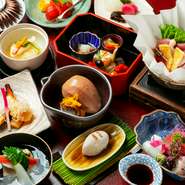 伝統の味『いもぼう』の付いた季節を五感に訴える京懐石。旬の素材を使い、手間暇かけた料理が揃っています。歴史を感じさせる佇まいの特別個室で、とっておきのひとときを。