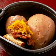 祖先が工夫したという海老芋と、御所献上品の乾物である棒鱈の炊き合わせです。一子相伝の独自の調理法で今に受け継がれた京名物。単品の『いもぼう』は、11～6月の海老芋がある時期のみの提供。