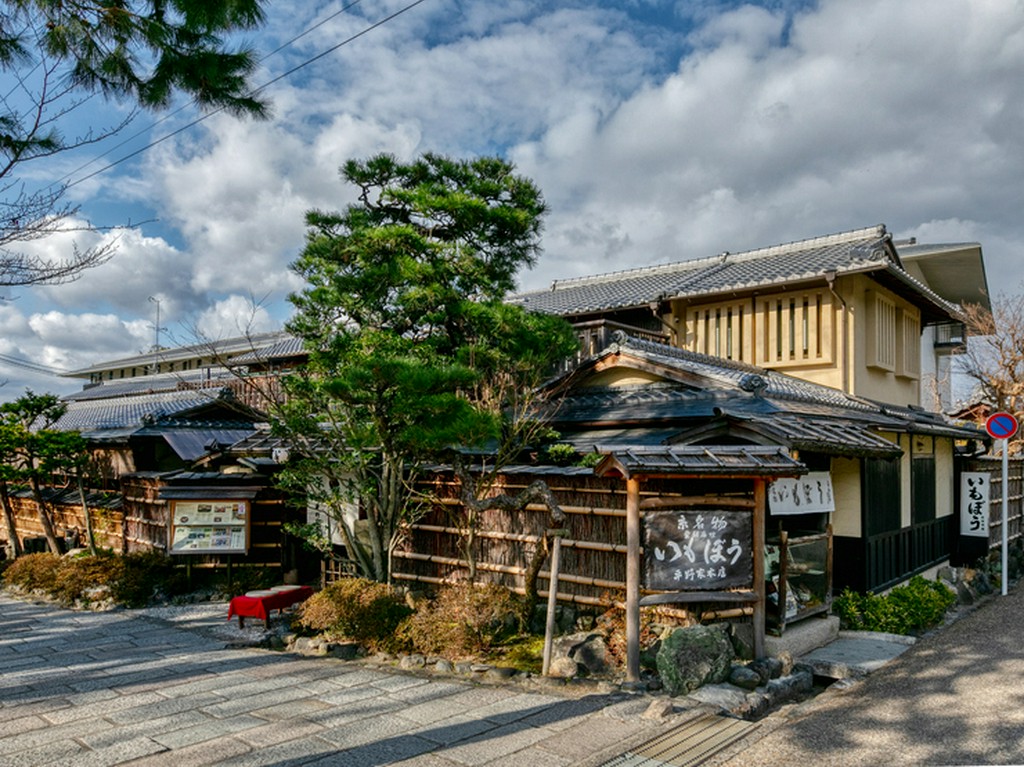 京都有数の観光地・東山に暖簾を掲げ続けて300年