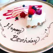記念日や誕生日、長寿のお祝いなど、様々なアニヴァーサリーのお食事会に、レストランから修復を込めて、デザートプレートにメッセージをサービスいたします。