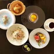 前菜・パスタ・メイン・デザート全４皿のコース仕立て。パスタやメインはお好きなものを選んで組み立てるコース。メインには炭火焼イタリアンならではの、力強い料理が選べるイチオシ！メニュー。