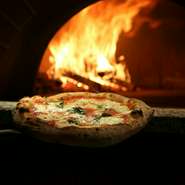 ナポリの石窯＋地元の薪で焼き上げた本格ピッツァ。こだわりの生地は薪を使うことで、パリパリともちもちが絶妙な味わいに仕上がります。チーズはもちろん吟味された食材で、本場イタリア顔負けの美味しさです。