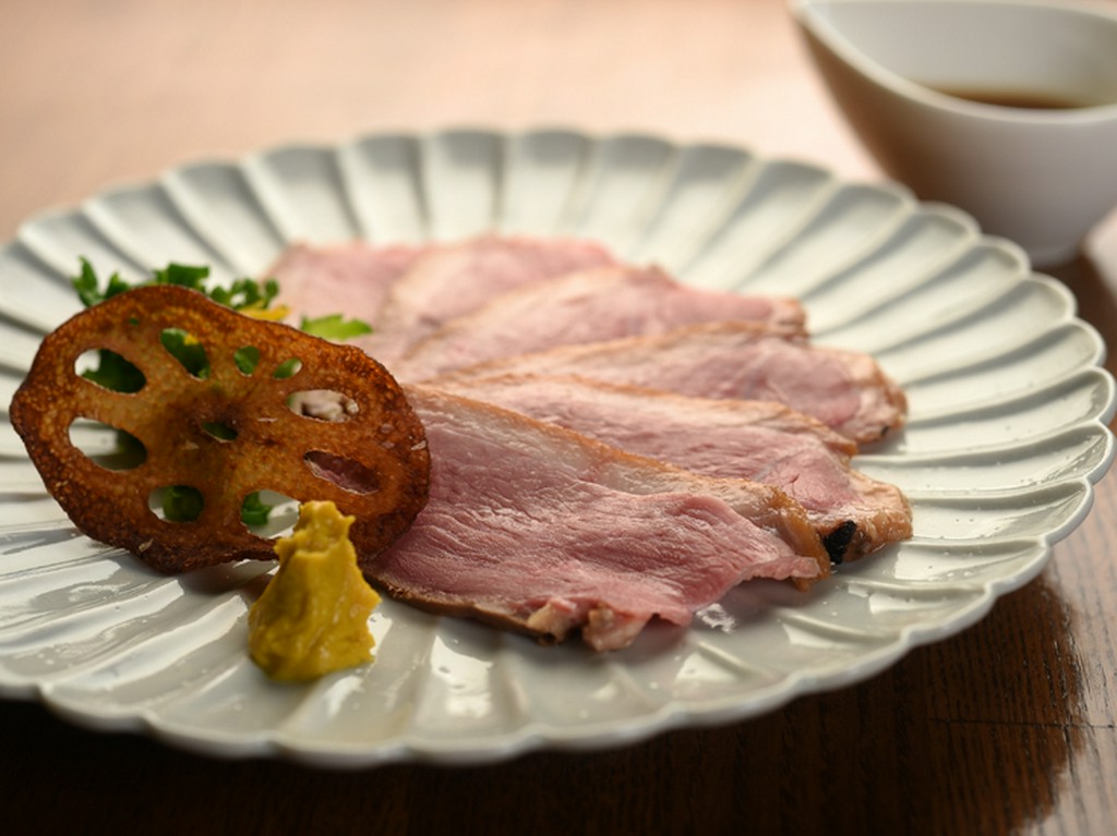 口の中でふわっと広がる肉とタレの風味がたまらない『鴨ロース』