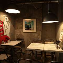 コンクリートとタイルが印象的。スタッフがDIYで仕上げた内装