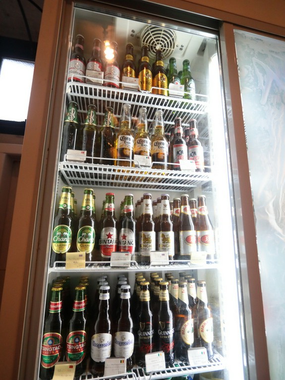 人気銘柄を中心に世界各国の瓶ビールをセルフスタイルで提供