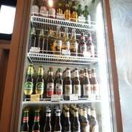 世界各国で親しまれている瓶ビールを種類豊富にラインナップ。店内の冷蔵庫を自分で開けて好きな銘柄を選べるセルフスタイルです。ミートボールはもちろん、どの料理とも相性ぴったり。