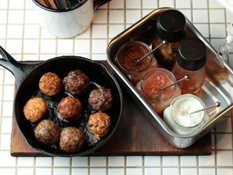 4種類の味を食べ比べ。1～2名におすすめの『8ボールセット』