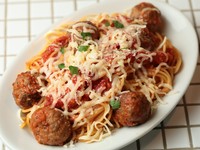 アニメ映画「ルパン三世　カリオストロの城」でルパンと次元が奪い合うパスタをイメージ。合挽き肉の大きなミートボールがゴロゴロ入って、シンプルなトマトソースと絶妙に絡み合います。