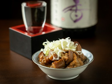 料理のおいしさを引き立ててくれる日本酒が通好みの品揃え