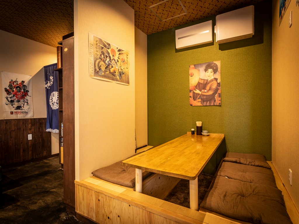 靴を脱いでほっこりできる、小上がりの掘りごたつ座敷