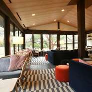 世界文化遺産・醍醐寺内にある霊宝館カフェスペースをリニューアルした、本格フレンチカフェ。醍醐寺の「生かされてこそ文化財」という理念を反映させています。内装にもこだわり、おしゃれに仕上がっています。