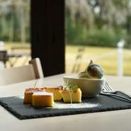 醍醐寺参拝の前後に訪れるゲストが圧倒的に多く、ゆったりとしたティータイムを過ごしています。1人での利用はもちろんのこと、デートや家族連れなど、様々なシチュエーションで利用できます。