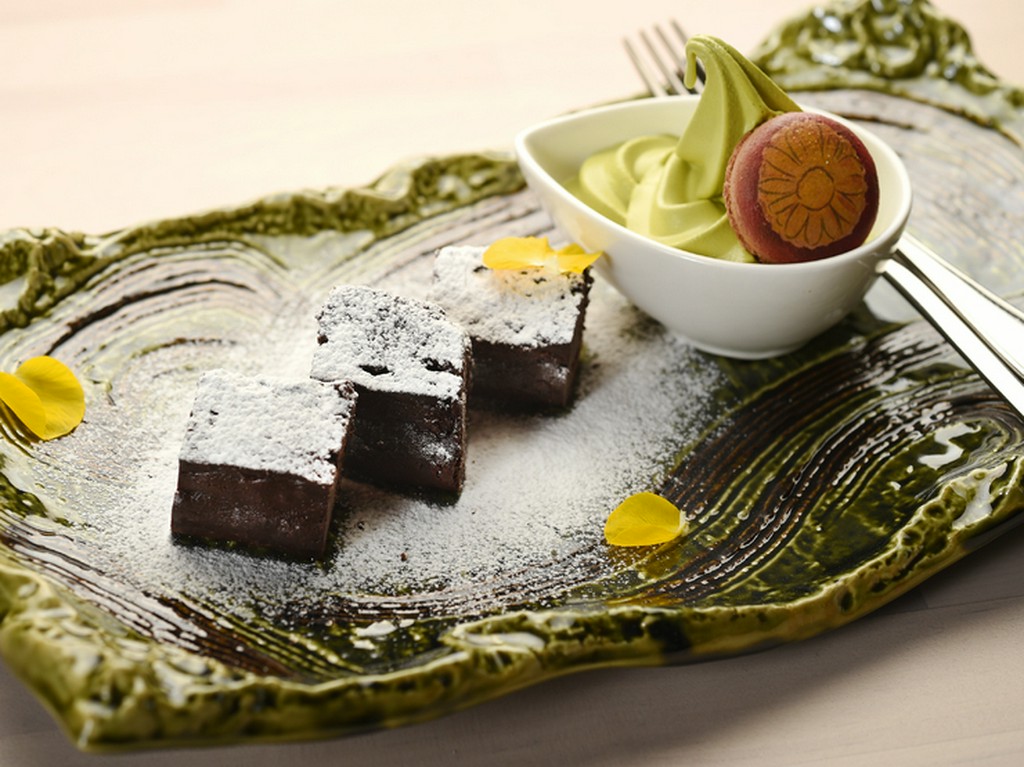 濃厚『醍醐寺特製 マカロン添え ガトーショコラ『醍醐寺の石畳』 抹茶を使ったソフトクリームとご一緒に』