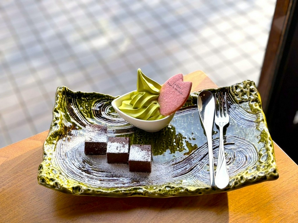 ガトーショコラ『醍醐寺の石畳』 抹茶を使ったソフトクリームとご一緒に』