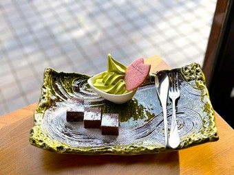ガトーショコラ『醍醐寺の石畳』 抹茶を使ったソフトクリームとご一緒に』