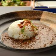 こだわりの野菜、和食材、薬味などをブレンドして仕上げたオリジナルメニュー。野菜などの具材は、じっくりと煮込むことで口の中でほどけるような柔らかさに。スパイスと薬膳が合わさり、身体にもうれしい一品です。