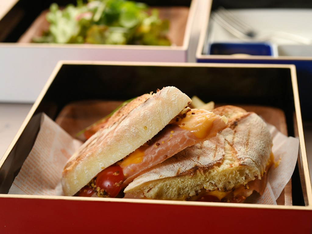 フランスの温かいバケットサンド／ポンムフリット添え や薬膳ハーブスープ付