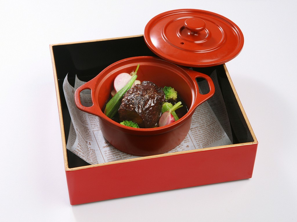 濃厚な味わいがたまらない『フレンチ・ル・クロのスペシャリテ とろける牛ホホ肉の赤ワイン煮込み』