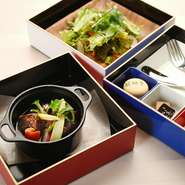 国産の和牛を贅沢に使用。香味野菜と赤ワイン、肉の出汁と共に8時間かけてじっくりと煮込んでいます。箸でほぐれるほどの柔らかさと、濃厚な味わいがたまりません。他のメニュー同様、薬膳ハーブスープも一緒に。