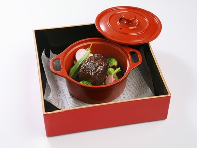 濃厚な味わいがたまらない『フレンチ・ル・クロのスペシャリテ とろける牛ホホ肉の赤ワイン煮込み』