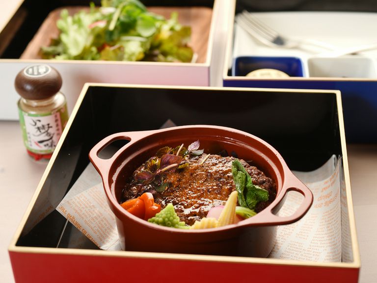 ジューシーなハンバーグ フランス人が考えた和風クリームソース 薬膳ハーブスープ付