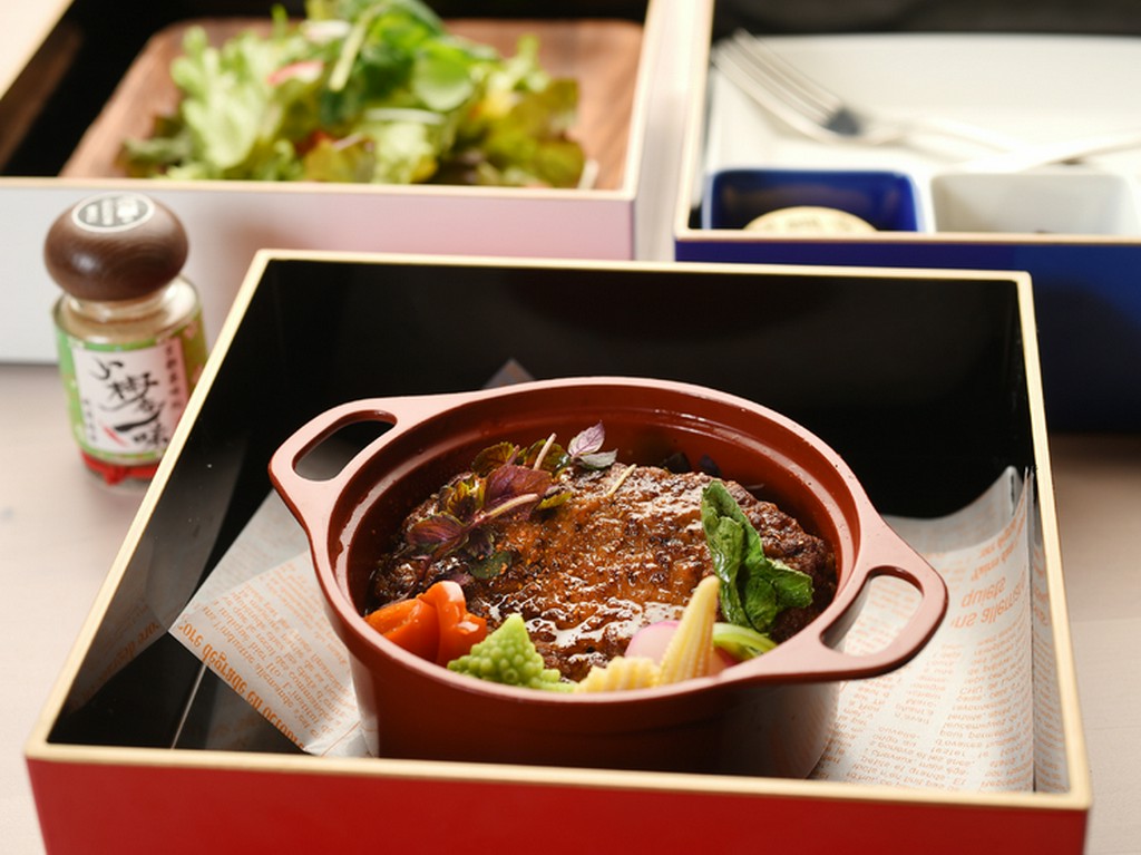 ジューシーなハンバーグ フランス人が考えた和風クリームソース 薬膳ハーブスープ付