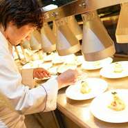 居心地の良い空間を生み出しているのは、スタッフの笑顔と明るい接客。本格的なフレンチを味わえるお店ながら、固くなりすぎずゆったりと過ごすことができます。世界遺産の風情を感じながら、癒しのひと時を。