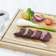 【Grill ＆ Dining G】では、肉・魚などの素材の魅力をグリル料理で最もおいしく提供することを大切にしています。アンガスビーフも絶妙の火入れでこんがり、ジューシーです。