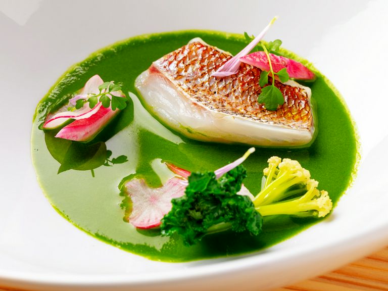 奈良県食材はもちろん、全国各地から集まる旬の食材を堪能できる