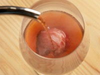 奈良県宇陀で大切に育てられた、奈良のブランド牛「まほろば赤牛」。整った赤身肉と脂のバランス、噛めば噛むほど広がる旨味が特徴です。水と空気が美しい宇陀から届く、極上の和牛を存分に味わえます。