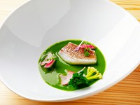 旬魚には県産野菜のソースを。奈良の枕詞「あおによし」は青＝黄緑、丹＝だいだいを表し、その色合いは春日大社や興福寺中金堂等にもみられます。真っ白な白皿の“キャンバス”に青丹を表した奈良らしい逸品です。
