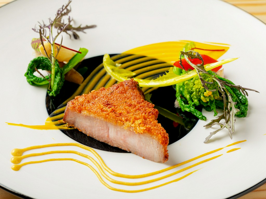 濃い旨味と甘みが魅力の厳選食材を味わう。杉『郷ポーク　大和当帰葉』