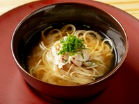 日本三大素麺のひとつ、三輪素麺を手掛ける「三輪山本」でつくられた生姜入り手延べ麺を使用。大和肉鶏の胸肉のほぐし肉の旨みと、酒粕、白みそ、醤油で作る飛鳥汁風の出汁が相まった、上品な〆に仕上がっています。