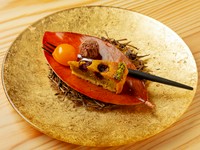 吉野の柿の葉や手すき和紙、曽爾村の漆でつくられた特製の葉皿が美しい一品。キンカンの白ワインコンポート、ピスタチオとグリオットチェリーのタルト、月ヶ瀬産ほうじ茶のチョコレートは奥行きのある味わいです。