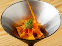 コースのはじめは、フランス語で野菜を意味するLegumeから。奈良県産の旬野菜を使用しています。「ムース」「生」「ピール」と、様々な手法で調理された人参の、異なる食感や舌触りで楽しませてくれます。