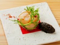 瀬戸内や北海道などから届く旬の食材を用意。醤油のルーツであり、天平の味を再現した古の調味料「ひしお」は、万葉集にもその珍重ぶりが詠まれています。旬の鮮魚と「ひしお」のハーモニーを楽しむ逸品です。
