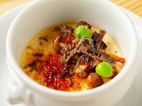 卵とブイヨン、野菜を合わせて蒸たロワイヤル。宇陀育ちのストレスのかからない平飼いで飼育された鶏卵の旨みと濃厚さは格別です。奈良県産の蕪や茸など、地産地消の素材の良さを感じられる、心温まる一皿です。