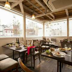 貸し切りも可能なテラス席。開放感溢れる空間で食事を満喫