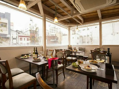 貸し切りも可能なテラス席。開放感溢れる空間で食事を満喫