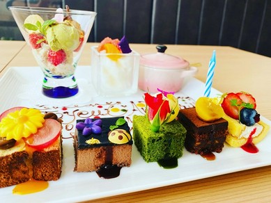 誕生日やサプライズなど、お祝いの席を演出する温かなサービスも