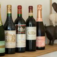 料理との相性を考えセレクトされた、フランス産ワインたち。17種類のワインは、オーナーシェフがフランス在住時代に見つけたものを中心にそろえています。フランス経験があるからこそのラインナップに出合えます。