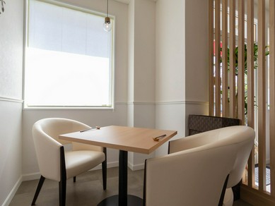 店内奥の2名席で、爽やかにフレンチデートを楽しめる