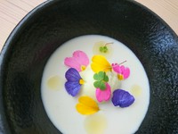 本日の前菜、スープ、メイン料理、デザート2種類盛り合わせ、石窯焼きバケット、竹炭焙煎コーヒー
　　　　　￥4,400税込
