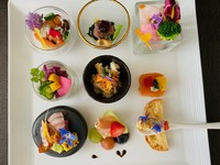 前菜9品オードブル,
ポタージュ金粉仕立て、
オマール海老とアワビ、
黒毛和牛フィレ肉とフォアグラのソテー、
記念日デザートプレート　バケット
竹炭焙煎コーヒー又は紅茶　￥14,300税込
