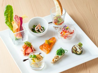 東北県産食材をメインに、18種類以上の旬の食材を一皿に盛り込んだ『前菜9種盛り合わせ』