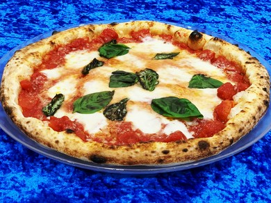 直径30センチのビックサイズ我流ピザ。『マルゲリータ』