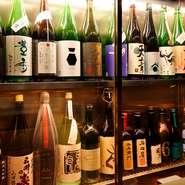 吟味された炭火焼に合う各地の日本酒がズラリ。王道の名酒はもちろん、季節限定の希少な日本酒が用意されています。メニューに載っていない隠し酒に出合えることも。店主のオススメに委ねるのも楽しそうです。