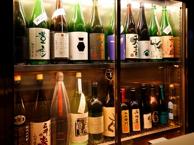 王道名酒も季節の限定酒も。吟味された炭火焼に合う日本酒が豊富